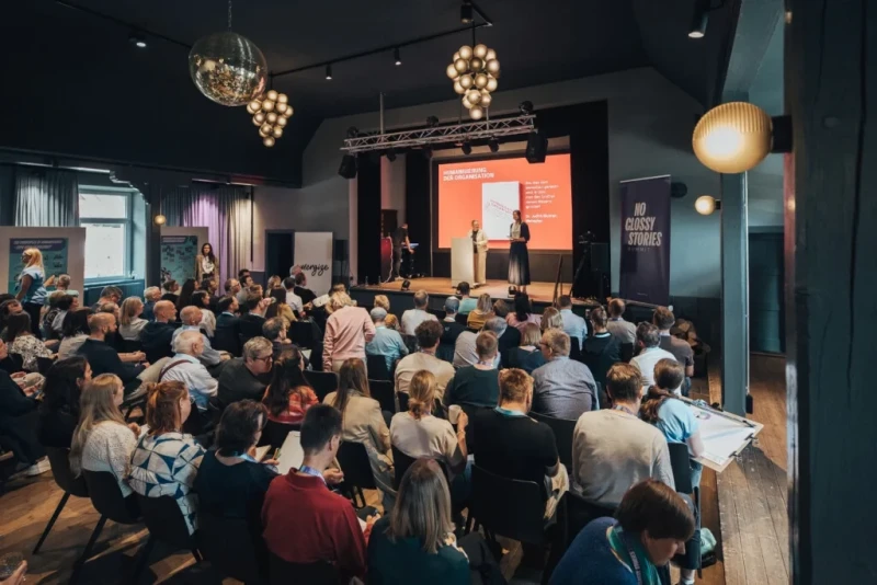 Konferenz im Festsaal des Schwarzen Adler mit vielen Teilnehmern und Rednern.