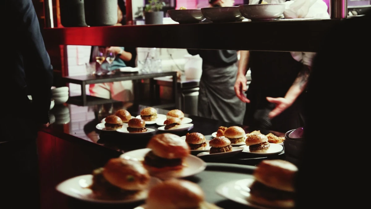 Leckere Mini-Burger auf Tellern in stilvollem Restaurant-Ambiente.