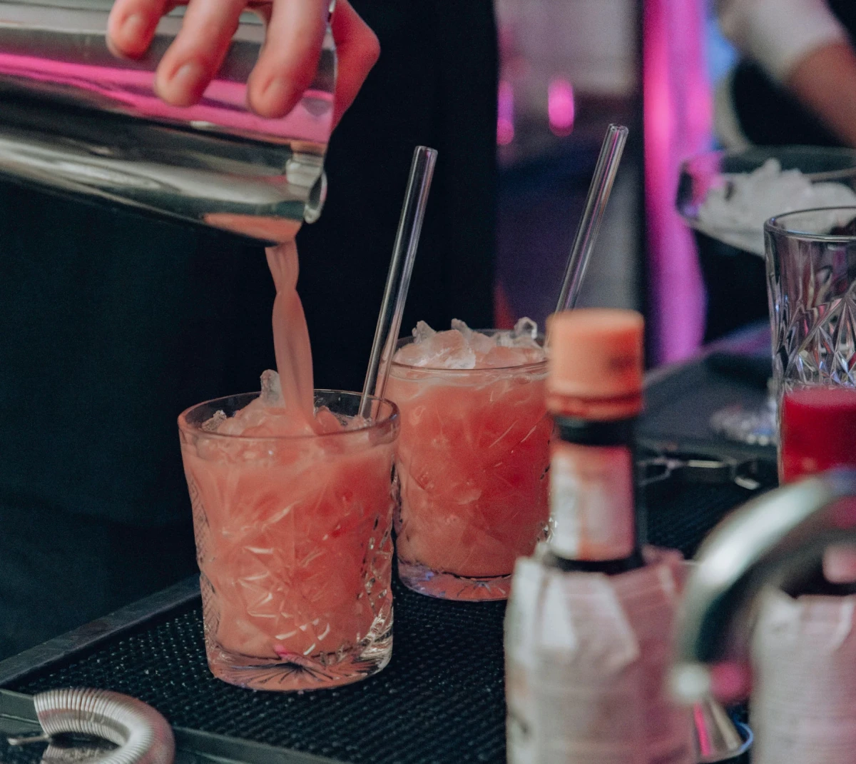 Cocktails werden im Hotel Riesengebirge frisch zubereitet und serviert.