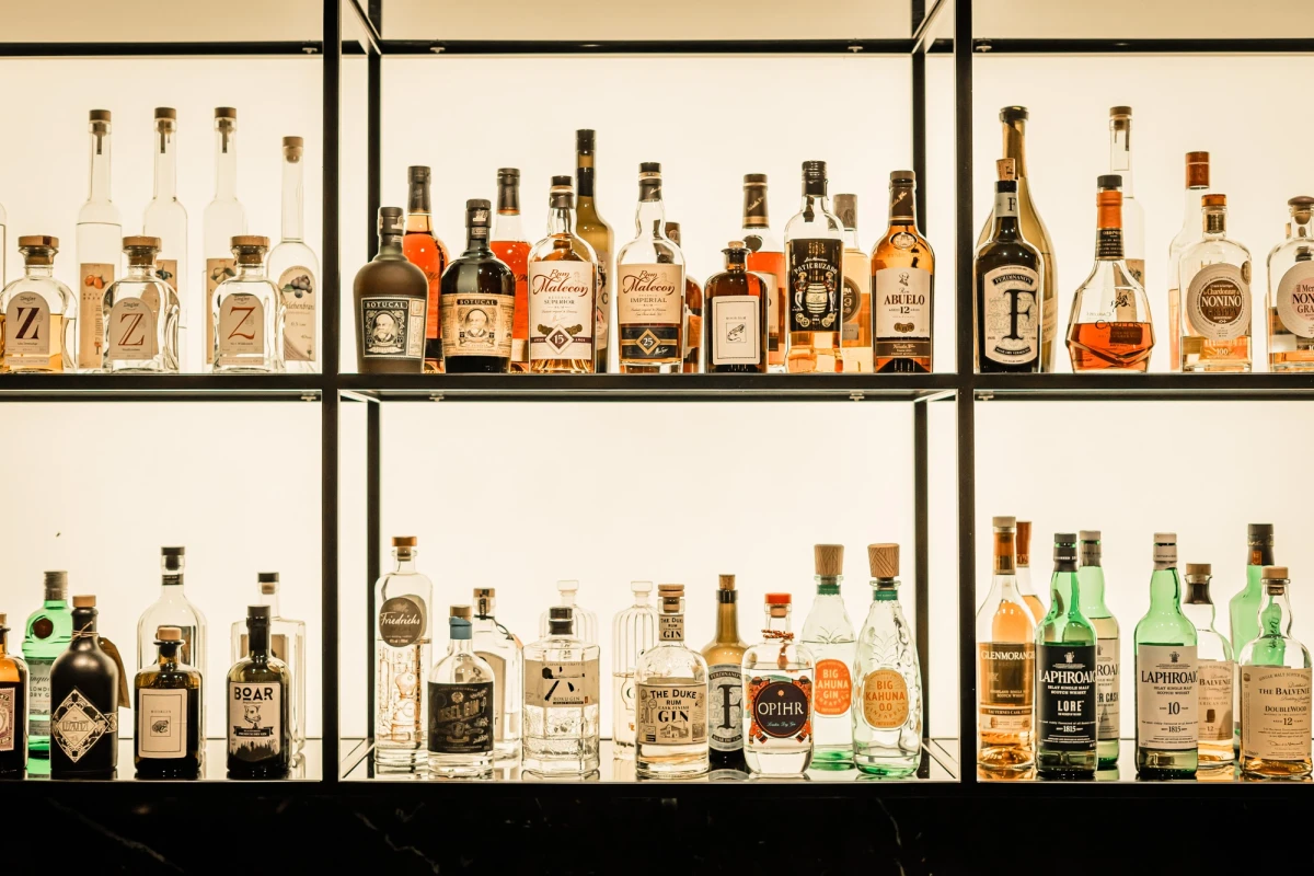 Vielfältige Spirituosenauswahl im der Bar im Hotel Riesengebirge.