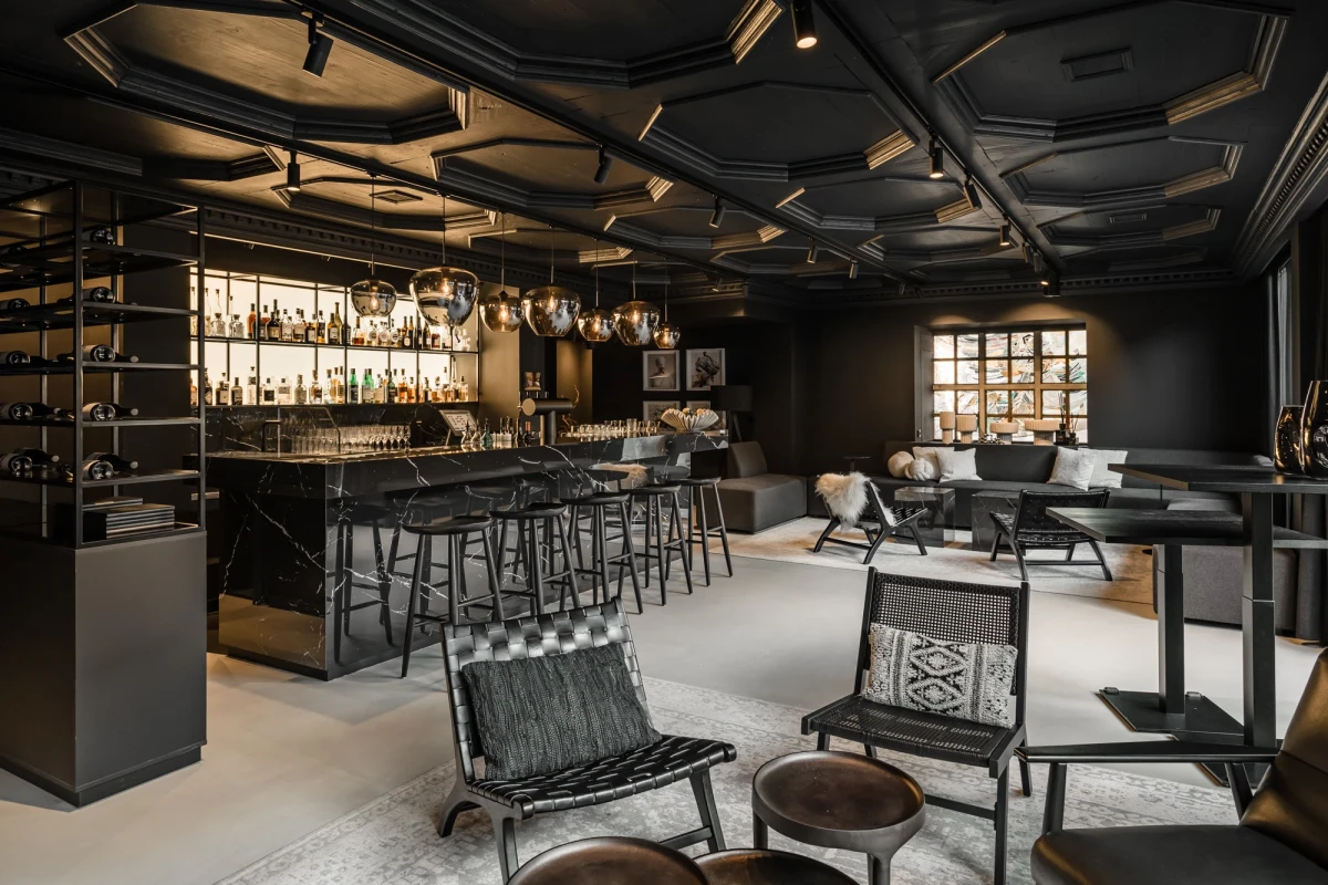 Stilvolles Hotelbar-Interieur mit eleganter Beleuchtung und Sitzgelegenheiten.