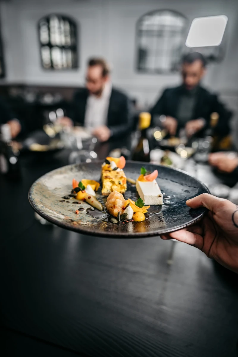 Gourmetgericht auf elegantem Teller im Hotel Riesengebirge serviert.