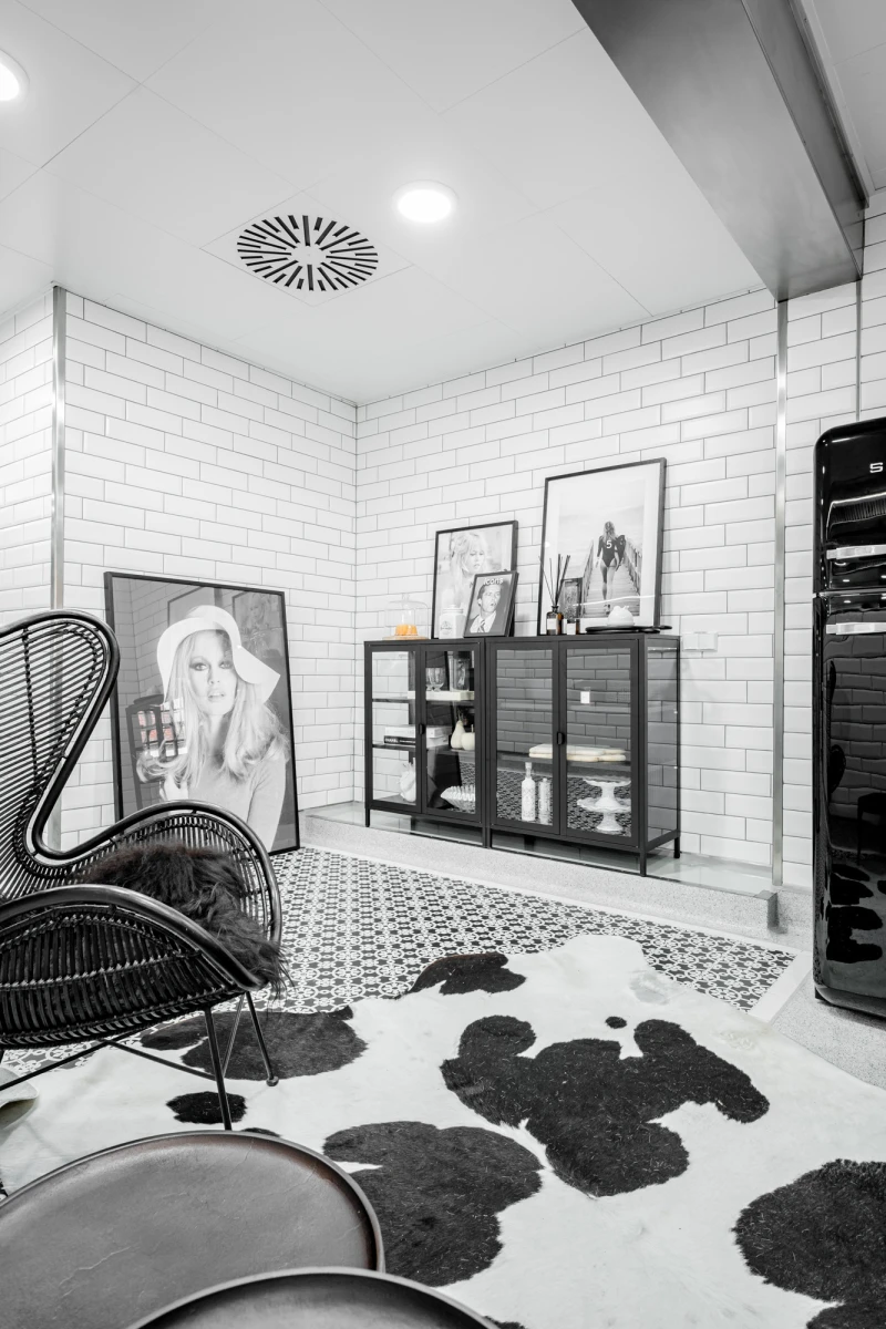 Moderne Lounge mit stilvollen M&ouml;beln und kreativen Dekorationselementen in Eventk&uuml;che.