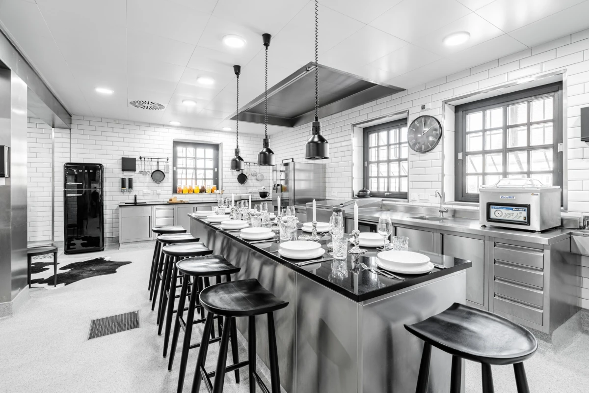 Moderne Eventk&uuml;che mit eleganter Einrichtung und stilvollem Ambiente.