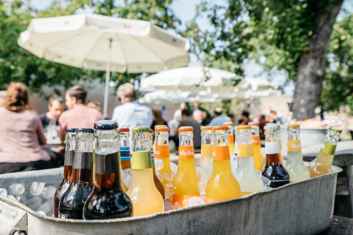 Erfrischende Getr&auml;nke auf der Obstwiese des Gutshof Neun genie&szlig;en.
