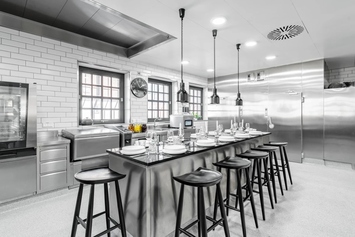 Moderne Eventk&uuml;che mit eleganter Ausstattung und stilvollem Design.