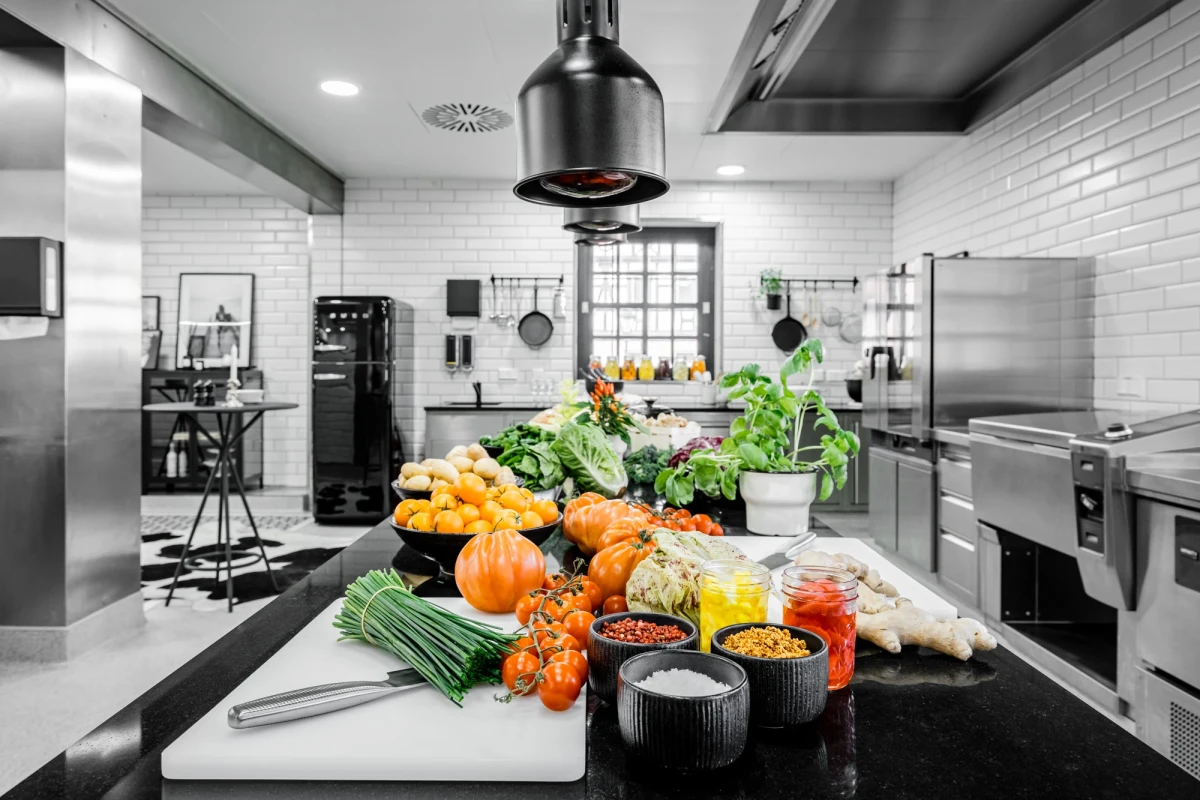 Moderne Eventk&uuml;che mit frischen Zutaten und stilvollem Kochzubeh&ouml;r.