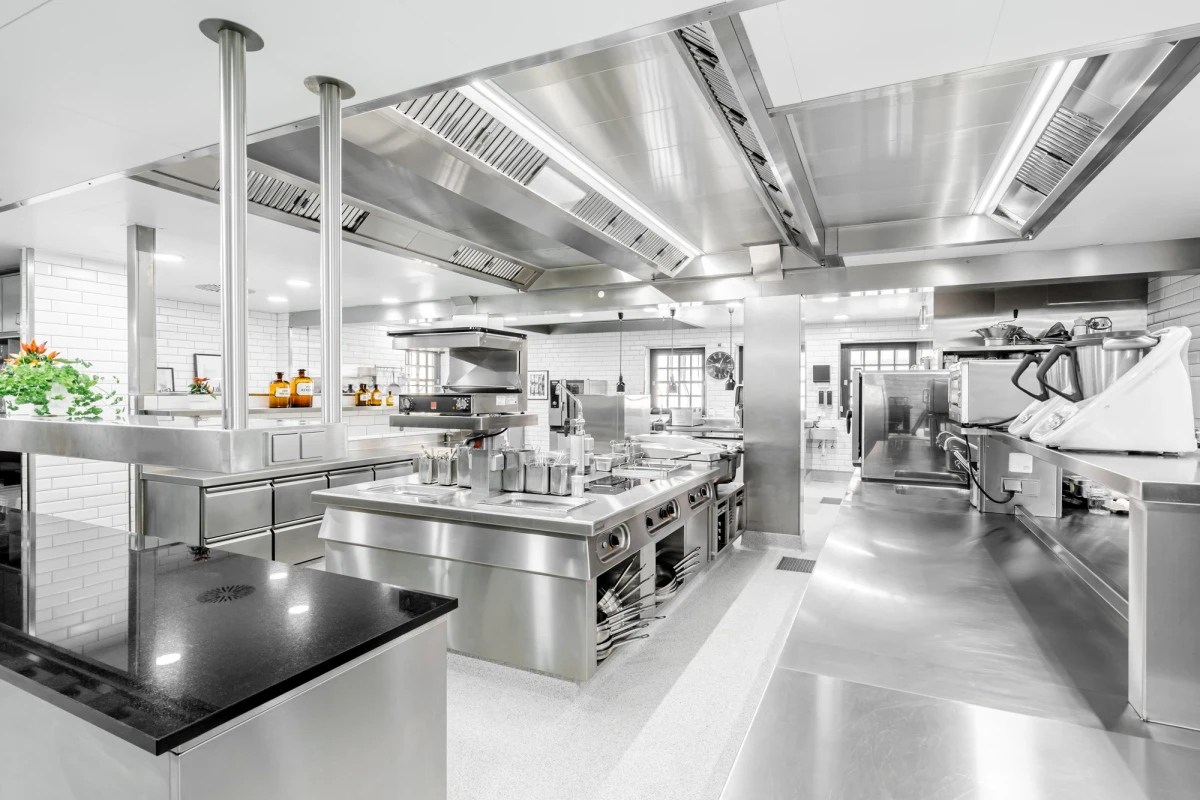 Moderne Eventküche mit Edelstahloberflächen und professioneller Ausstattung.