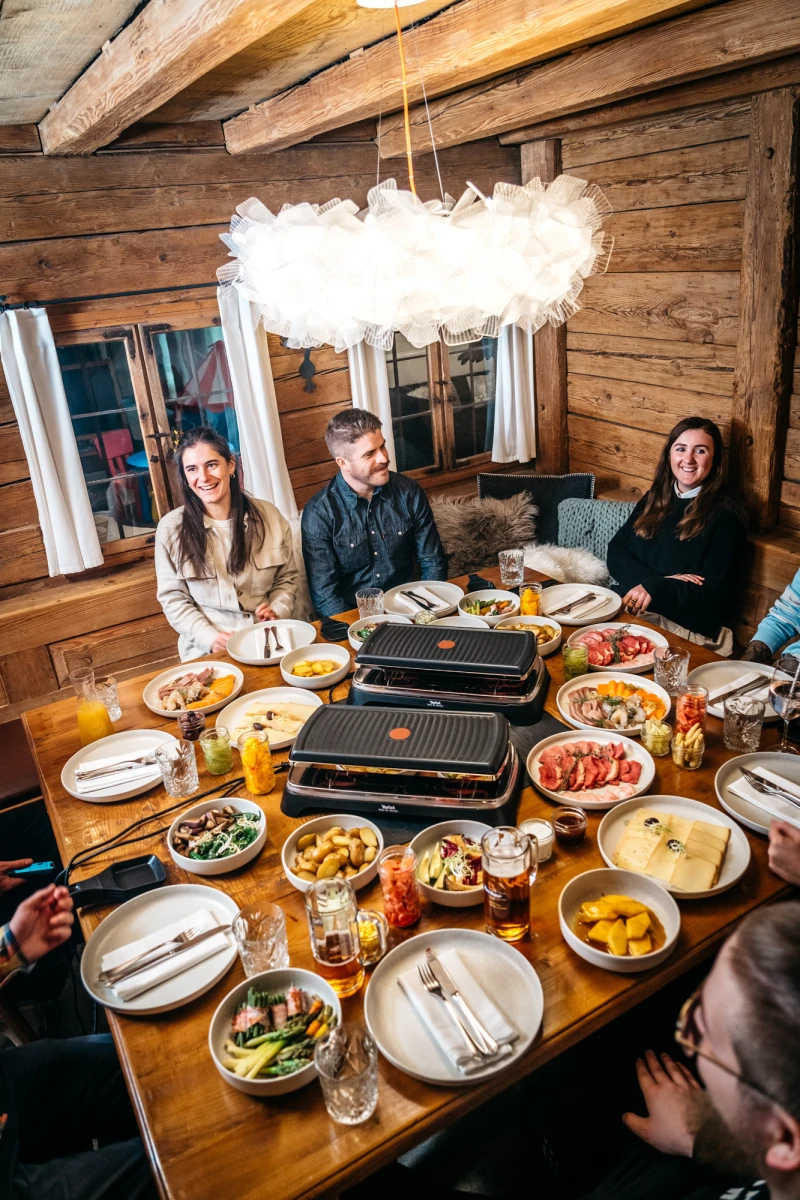Geselliges Raclette-Essen im Hotel Riesengebirge mit vielfältigen Köstlichkeiten.