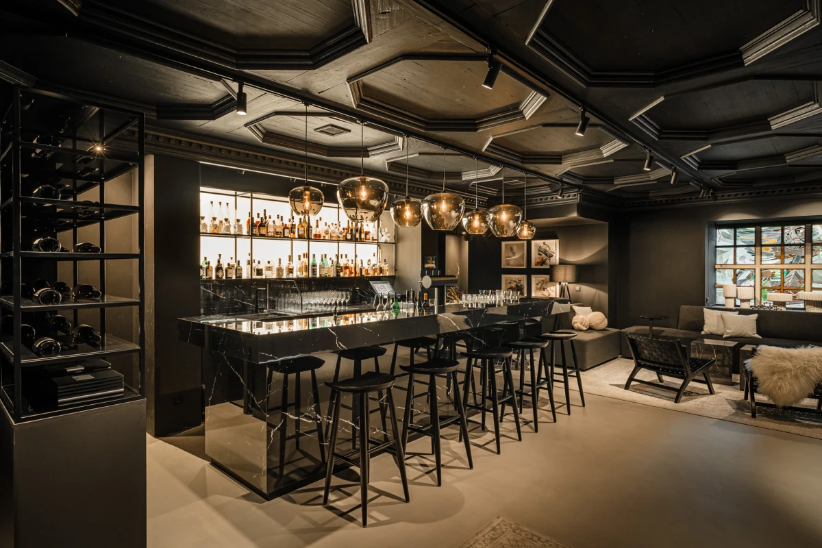 Elegante Hotelbar mit stilvollem Ambiente.