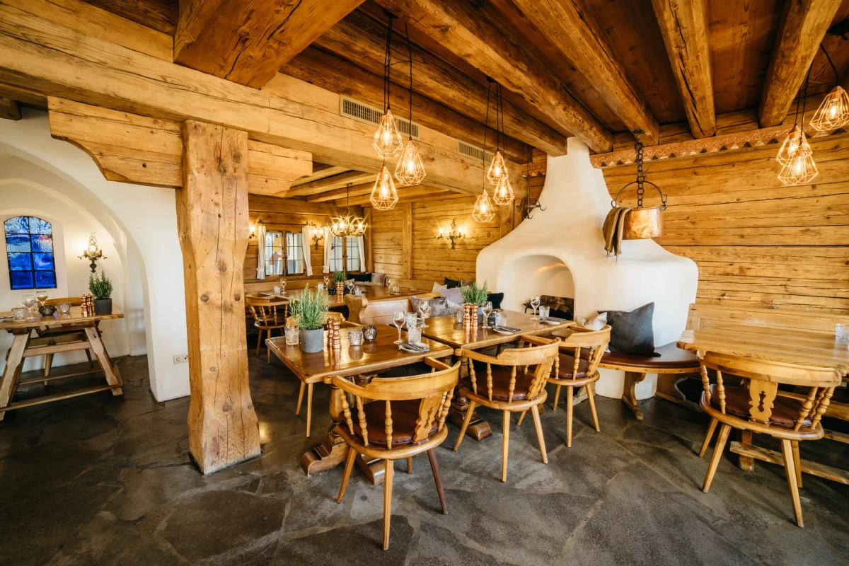 Gem&uuml;tliche Riesengebirgsstube im Hotel Riesengebirge mit rustikalem Holzdesign.