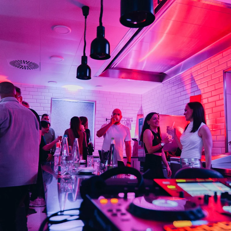 Moderne Eventküche im Hotel Riesengebirge mit Gästen und DJ-Setup.