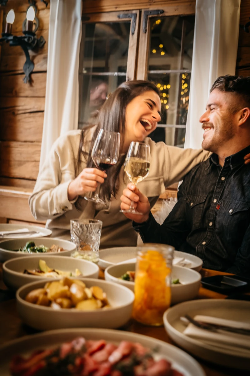 L&auml;chelndes Paar mit Weingl&auml;sern in Riesengebirgsstube.