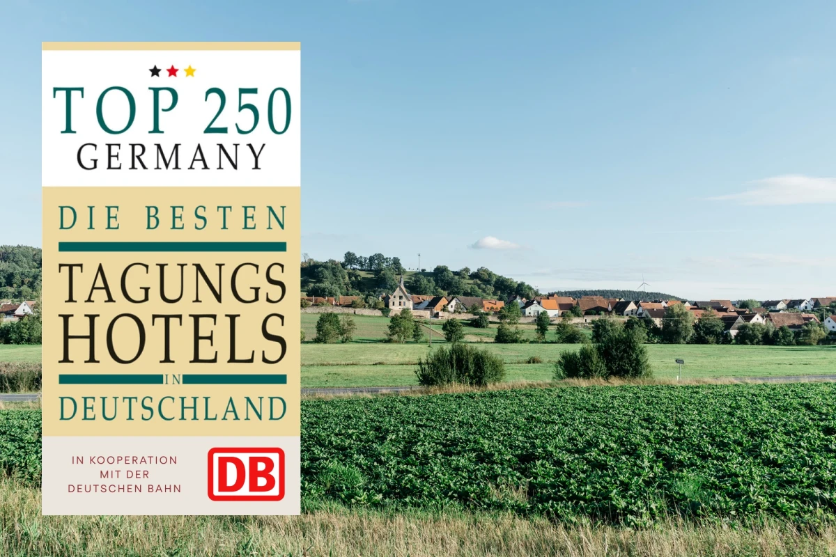 Top 250 Deutschland Magazin &uuml;ber die besten Tagungshotels, links daneben eine gr&uuml;ne Landschaft mit Feldern und H&auml;usern im Hintergrund, herausgegeben in Kooperation mit der Deutschen Bahn.