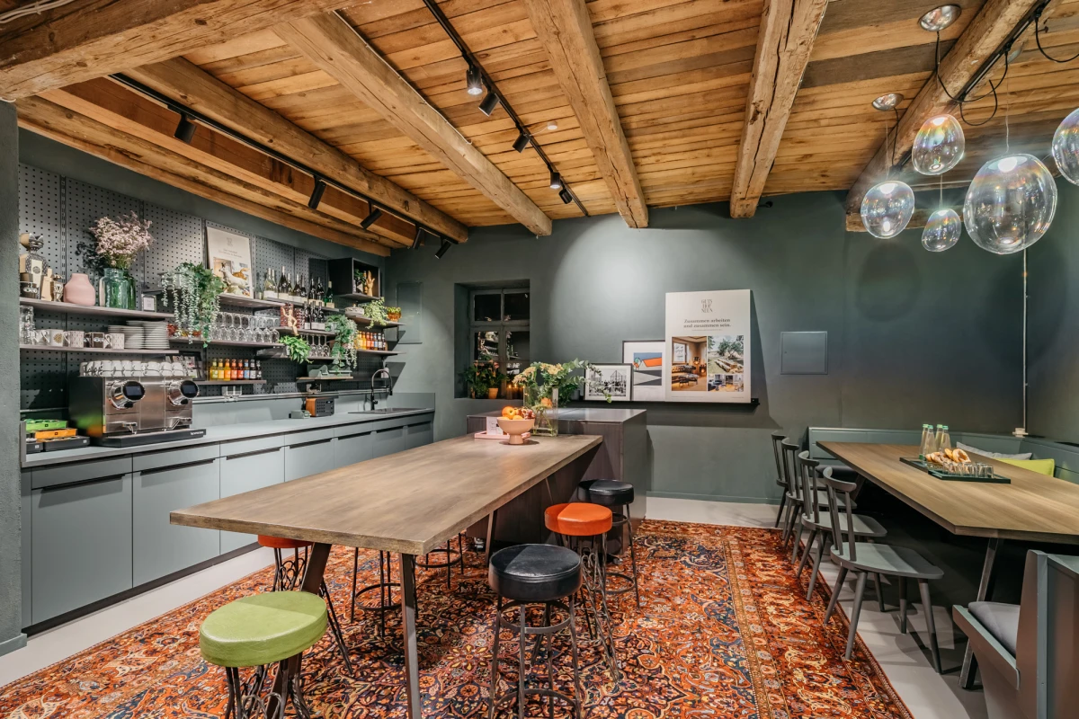 Stilvolle Gemeinschaftsk&uuml;che im Gutshof Neun mit rustikaler Holzdecke.