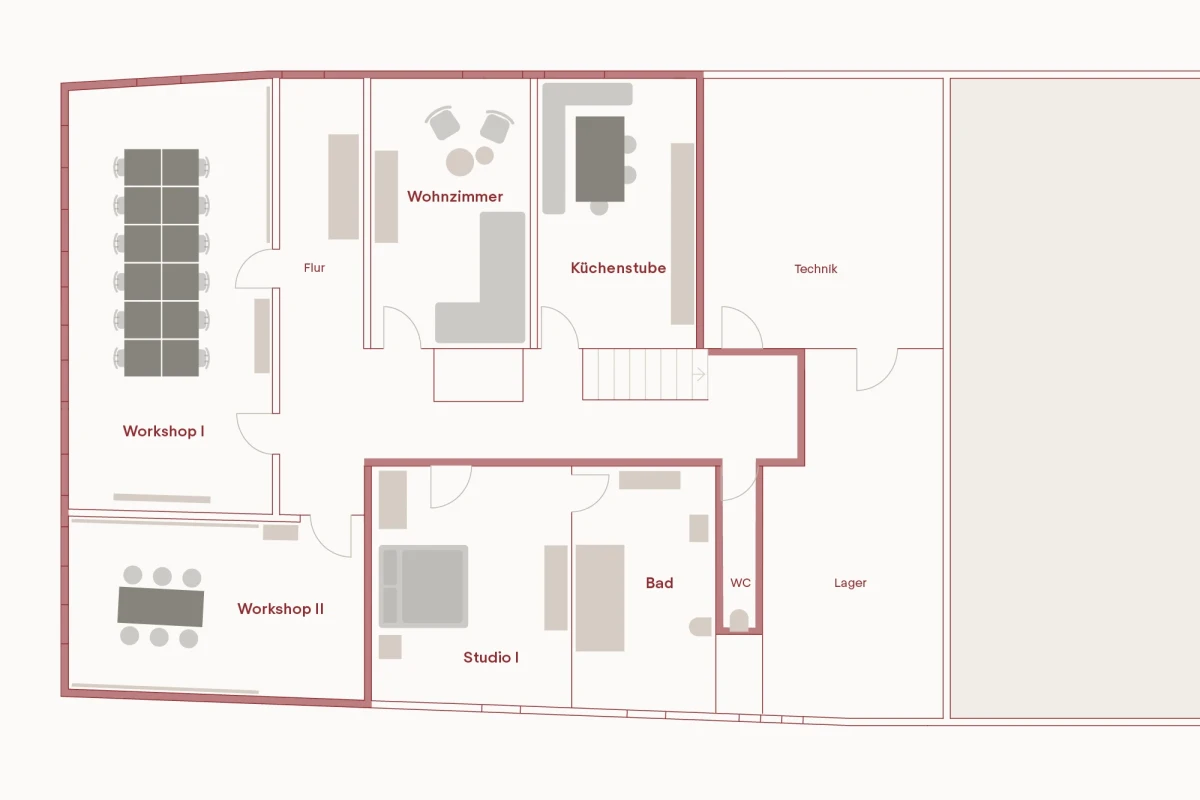 Grundriss eines B&uuml;roetagen-Designs mit verschiedenen Arbeitsbereichen wie Workshop 1, Workshop 2 und Studio 1, sowie Nebenr&auml;umen wie K&uuml;che, Lager und Wohnbereich, in einem rechteckigen Layout mit grauen und roten Markierungen.