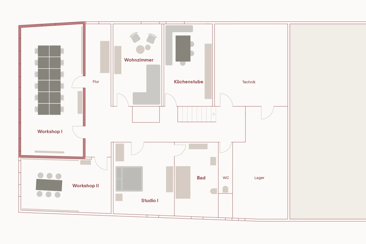 Grundriss eines Geb&auml;udes mit mehreren R&auml;umen wie Workshop 1, Workshop 2, Studio 1, Wohnzimmer, K&uuml;che und Bad, dargestellt in einem einfachen, grauen Linienplan auf wei&szlig;em Hintergrund.