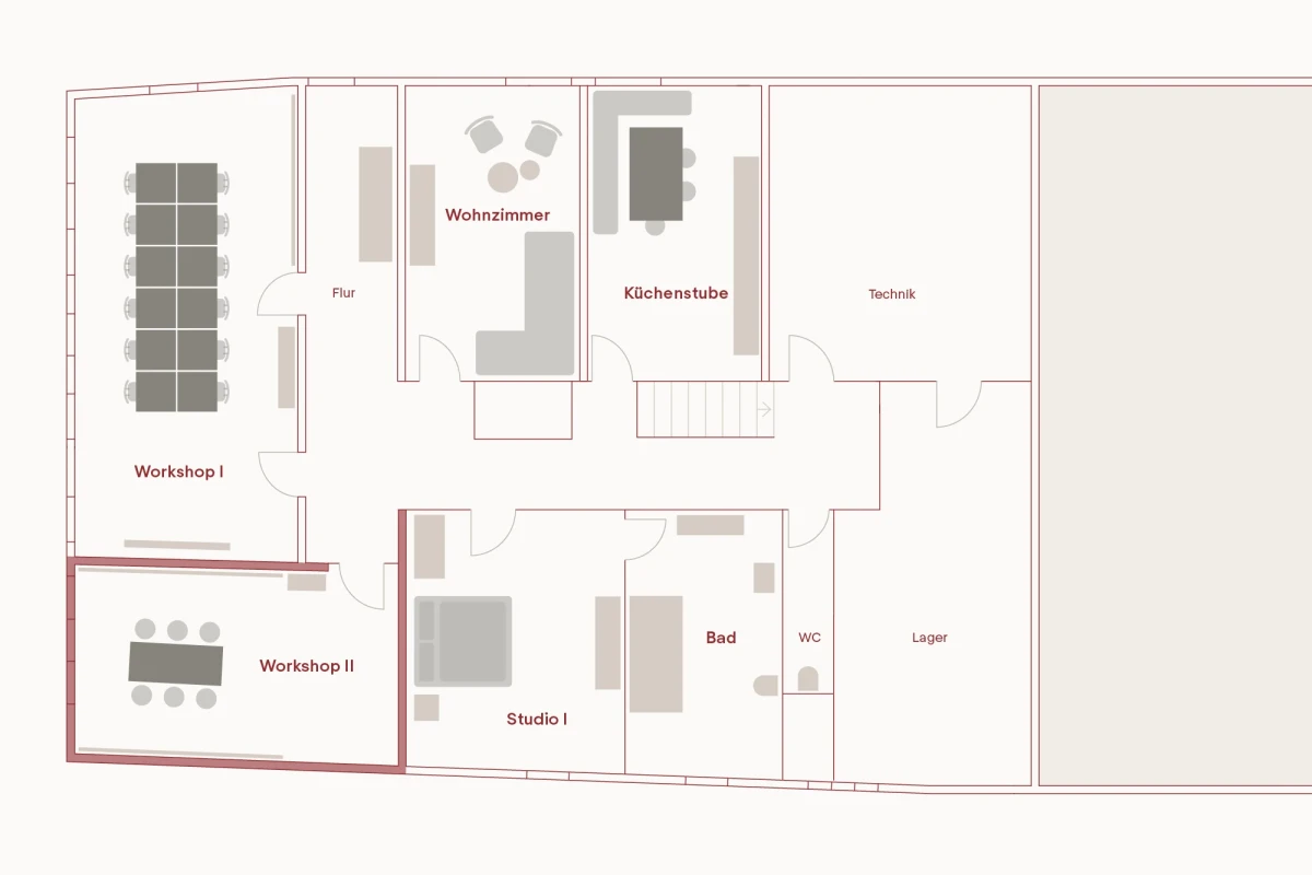 Grundriss eines Geb&auml;udes mit mehreren R&auml;umen wie Werkst&auml;tten, Wohnzimmer, K&uuml;che, Bad und Lager, &uuml;bersichtlich in verschiedenen Graut&ouml;nen und Rechteckformen dargestellt.