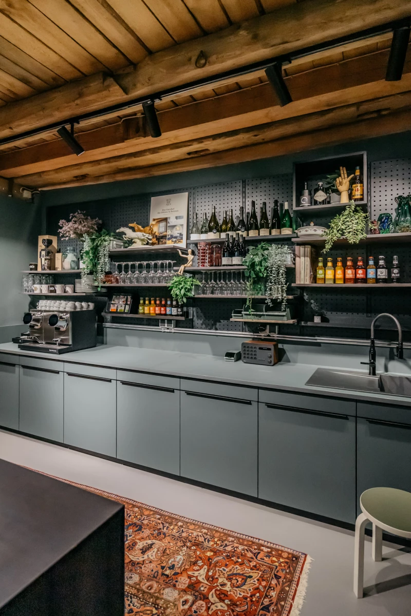 Moderne K&uuml;che im Gutshof Neun mit rustikaler Holzdecke.