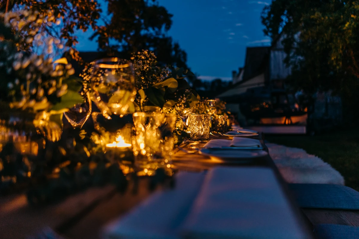 Abendessen im Freien bei Kerzenschein auf der Obstwiese am Gutshof Neun.