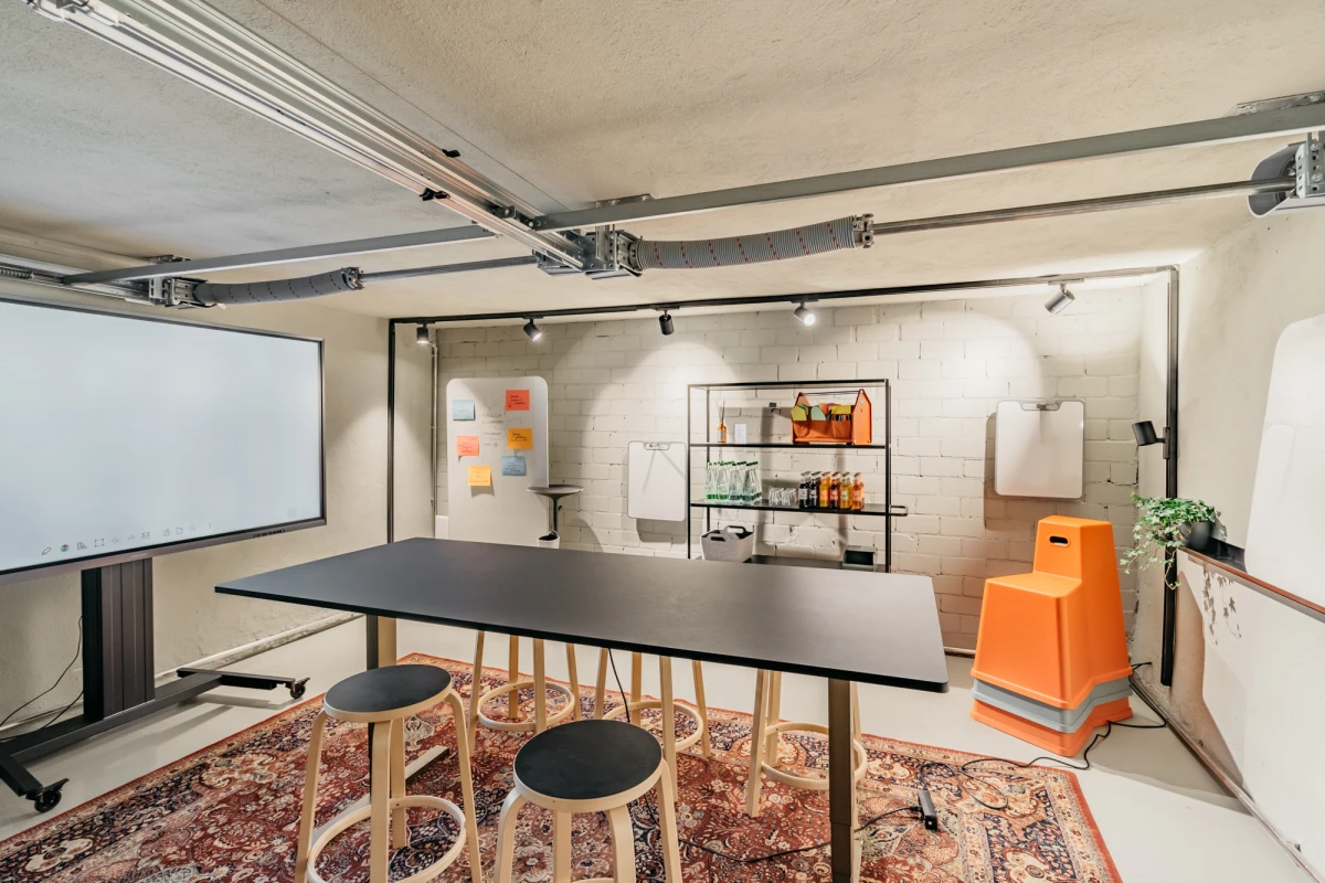 Moderner Konferenzraum im Gutshof Neun mit Whiteboard und Ausstattung.