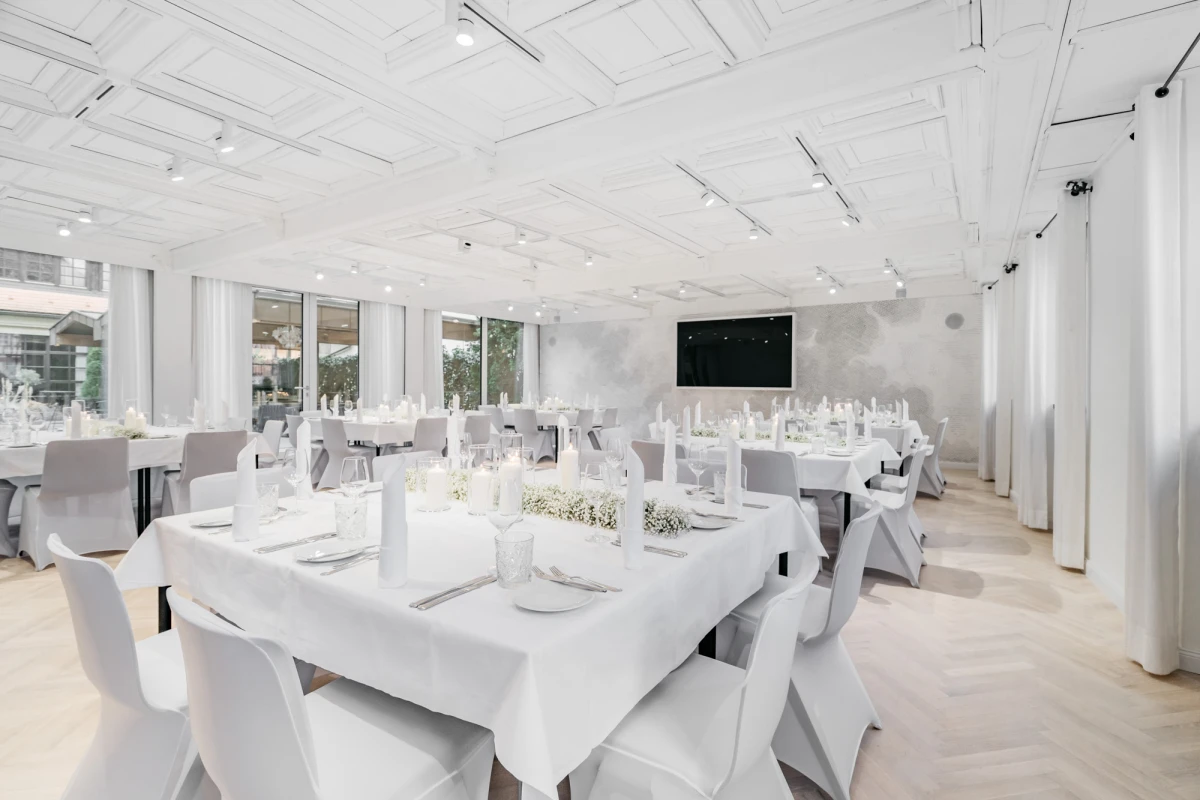 Moderner, heller Veranstaltungsraum Schneekoppe im Hotel Riesengebirge, elegant f&uuml;r eine Hochzeit eingedeckt.