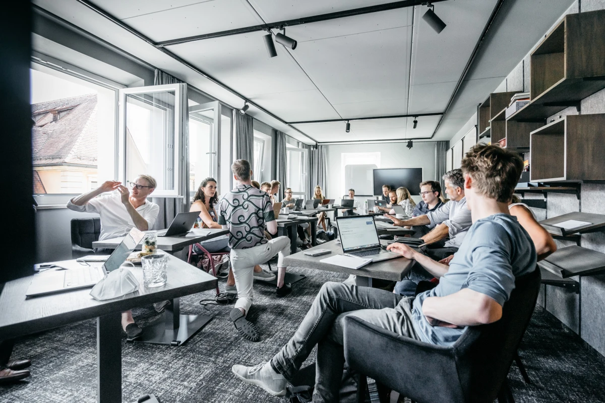 Tagungsraum im Schwarzen Adler mit Menschen bei einer Besprechung.
