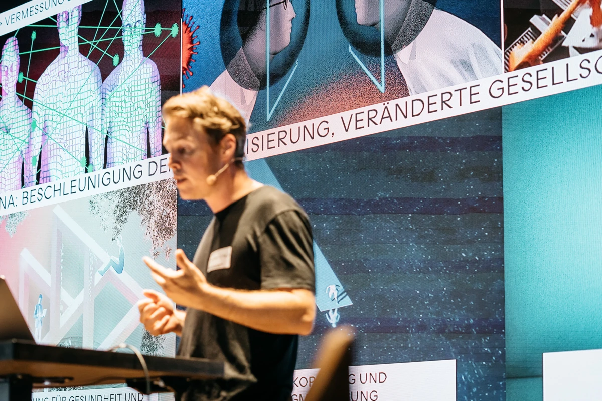 Vortrag im Schwarzen Adler mit digitaler Präsentation im Hintergrund.