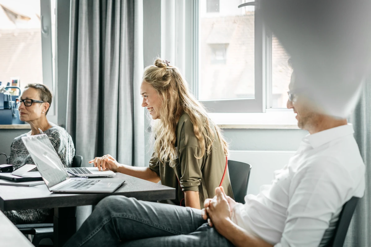 Tagungsraum im Schwarzen Adler mit G&auml;sten bei einer Besprechung.